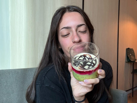 Recette Overnight Oats Matcha, Framboise & Coque Chocolat Blanc - @apricotmaxine